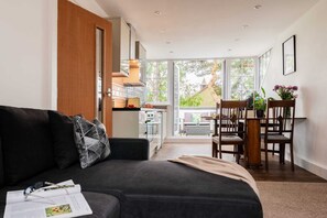 Una televisión, una oficina