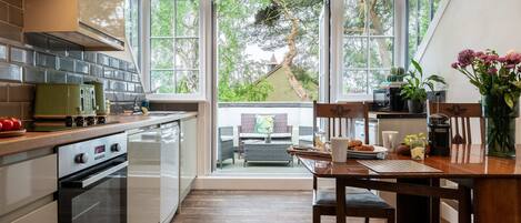 Frigorífico, microondas, horno y lavavajillas