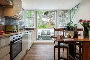 Geladeira, micro-ondas, fogão, lava-louças