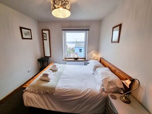 4 quartos, escrivaninha, ferros/tábuas de passar roupa, Wi-Fi