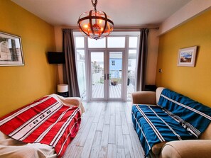 TV, livros, escritórios