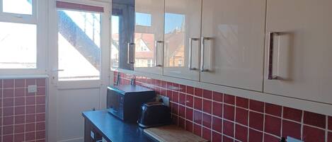 Jääkaappi, mikroaaltouuni, uuni, kahvin-/teenkeitin