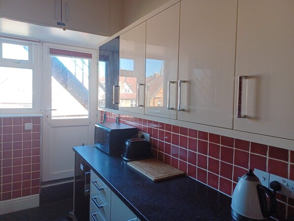 Kylskåp, mikrovågsugn, ugn och kaffe- och tebryggare