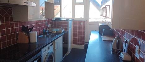 Kühlschrank, Mikrowelle, Ofen, Wasserkocher mit Kaffee-/Teezubehör