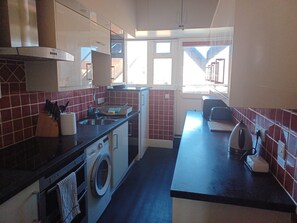 Kylskåp, mikrovågsugn, ugn och kaffe- och tebryggare