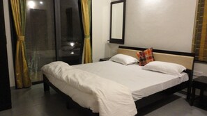 2 bedrooms, desk, WiFi, bed sheets