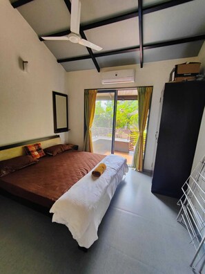 2 bedrooms, desk, WiFi, bed sheets