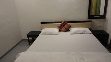 2 bedrooms, desk, WiFi, bed sheets