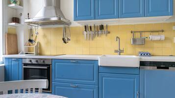 Een koelkast, een magnetron, een oven, een kookplaat