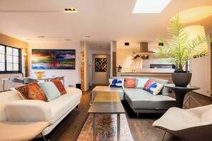 Smart TV, fireplace - Architect designed 1 bedroom duplex with skyline view roof terrace  (London)