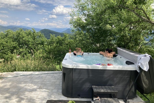 Outdoor spa tub