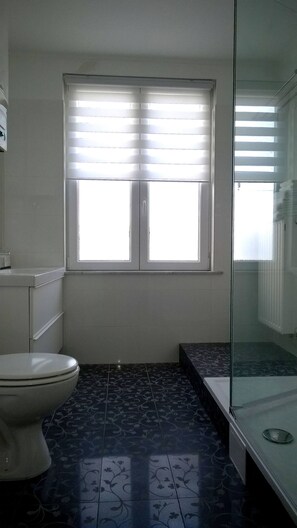 Shower, hair dryer, towels - Almost White, Near Train, Metro n7688 (Anderlecht)