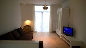 TV - Almost White, Near Train, Metro n7688 (Anderlecht)