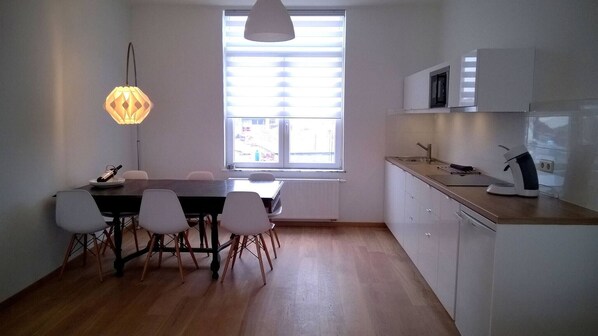 Fridge, microwave, stovetop, dishwasher - Almost White, Near Train, Metro n7688 (Anderlecht)