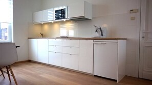 Fridge, microwave, stovetop, dishwasher - Almost White, Near Train, Metro n7688 (Anderlecht)