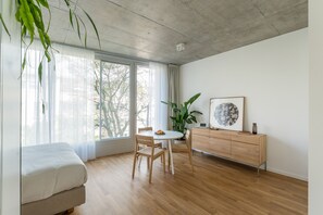 Studio 40 | บริเวณนั่งเล่น | หนังสือ, แท่นต่อเครื่องเล่น MP3, พื้นอุ่น, ห้องทำงาน