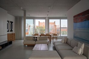 Penthouse | บริเวณนั่งเล่น | หนังสือ, แท่นต่อเครื่องเล่น MP3, พื้นอุ่น, ห้องทำงาน