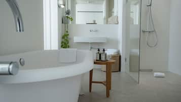 Penthouse | Bathroom | Hair dryer, towels, soap, shampoo