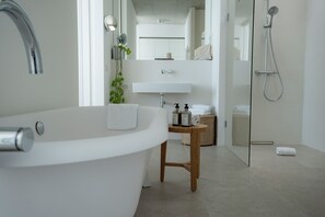 Penthouse | Bathroom | Hair dryer, towels, soap, shampoo - Carlotta Apartments (Berlin)