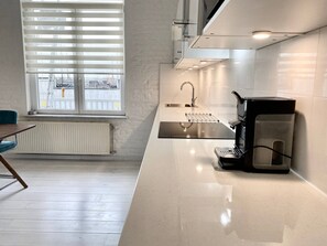 Fridge, microwave, oven, stovetop - Wit II, Near Metro, Train n7670 (Anderlecht)