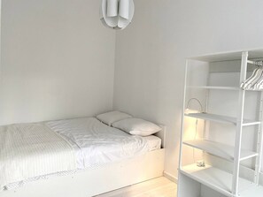 1 slaapkamer, een strijkplank/strijkijzer, internet, beddengoed