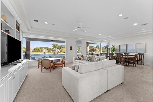 Northshore · Spacious Lakefront: Perfect for 18+, Boat Rentals!