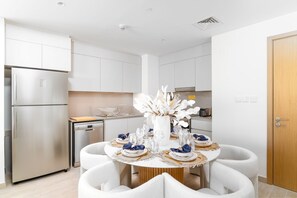 Dining room - Nasma Holiday Homes - Breeze at Creek Beach (Dubai)