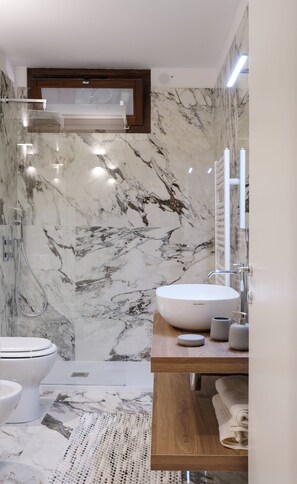 Shower, free toiletries, hair dryer, bathrobes - THE ROOTS (VACATION HOME) (Palermo)