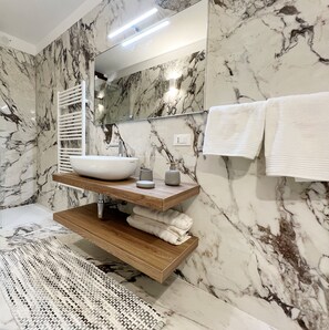 تجهيزات دش، مستلزمات مجانية للعناية الشخصية، مجففات شعر