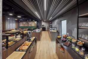 Daily buffet breakfast (CHF 26 per person)