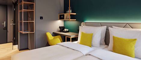 Habitación de hotel moderna con una cama grande, un escritorio y una silla. Hay un armario con espejo y una estantería sobre el escritorio.