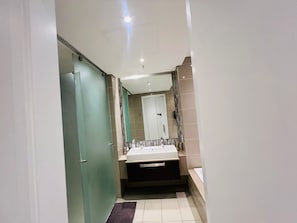 Haartrockner, Handtücher, Seife, Toilettenpapier