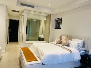 1 habitación, tabla de planchar con plancha, wifi gratis y ropa de cama 