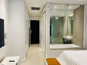 1 bedroom, iron/ironing board, free WiFi, bed sheets - Luxury Apartment in Sandton Skye Hotel Suites (Sandton)