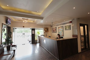 Property entrance - Hotel Vetro Inn (Surat)