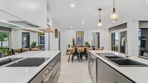 Kühlschrank, Mikrowelle, Ofen, Geschirrspüler