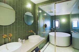 Apartamento de diseño, Se admiten mascotas | Baño | Ducha y bañera combinadas y artículos de higiene personal gratuitos