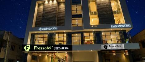 Un edificio moderno con un logo F ben visibile, con la scritta 'Fressotel SEETHARAM' e 'AKN CENTRE'.