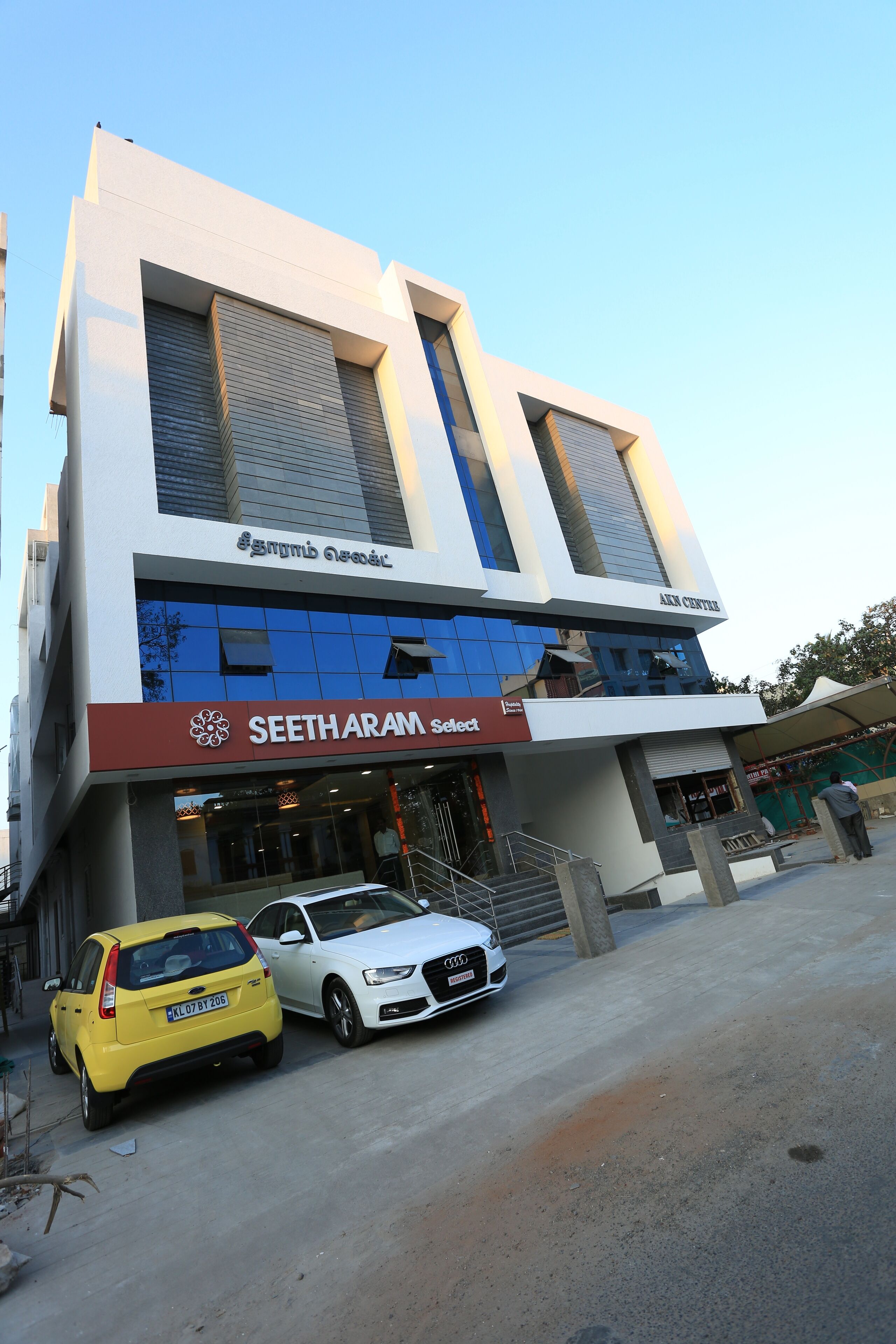 Un bâtiment moderne avec une enseigne indiquant « SEETHARAM Select » et « AXM CENTRE ».