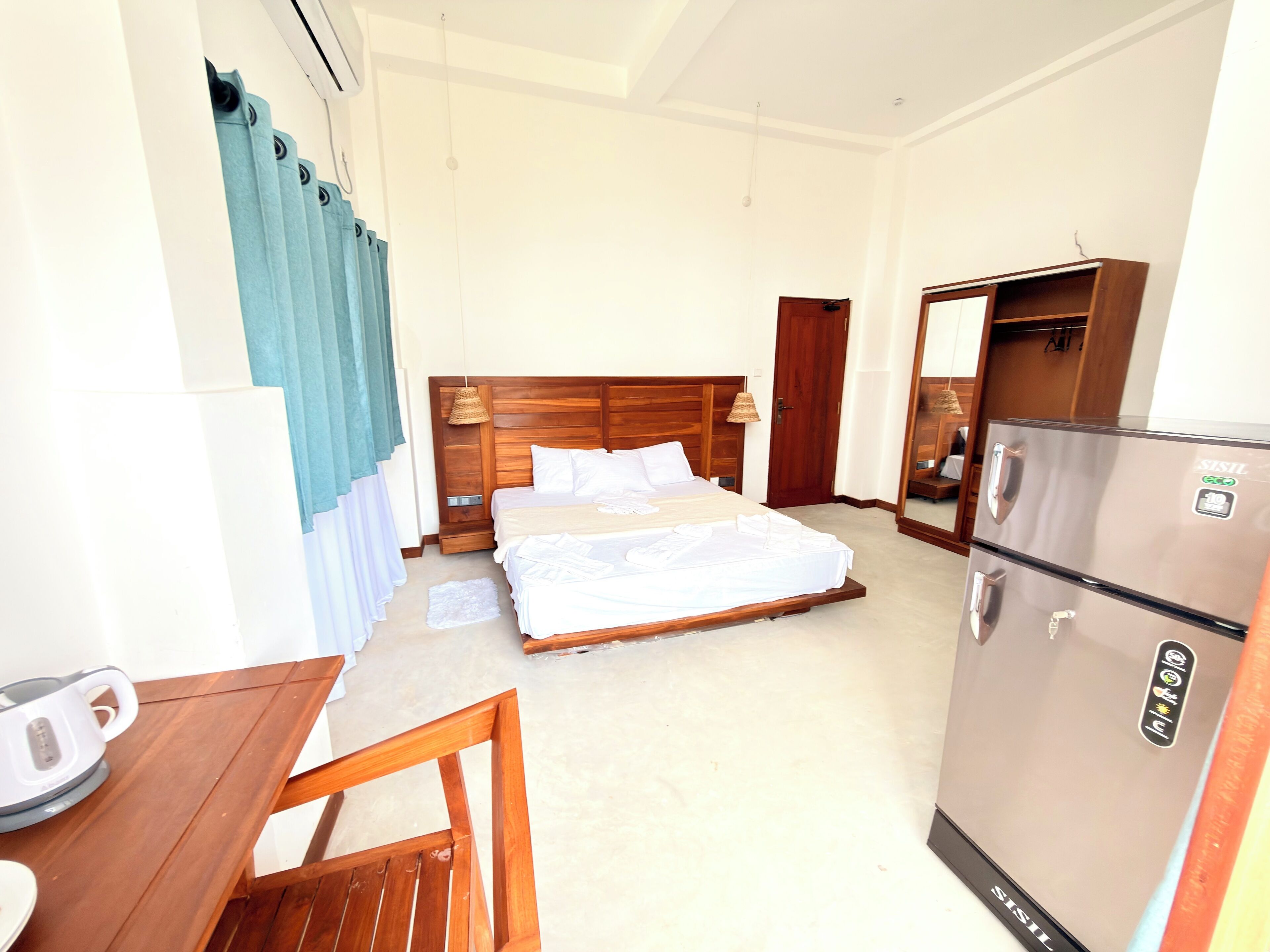 Deluxe Double Room | Premium bedding, individually decorated, desk, laptop workspace