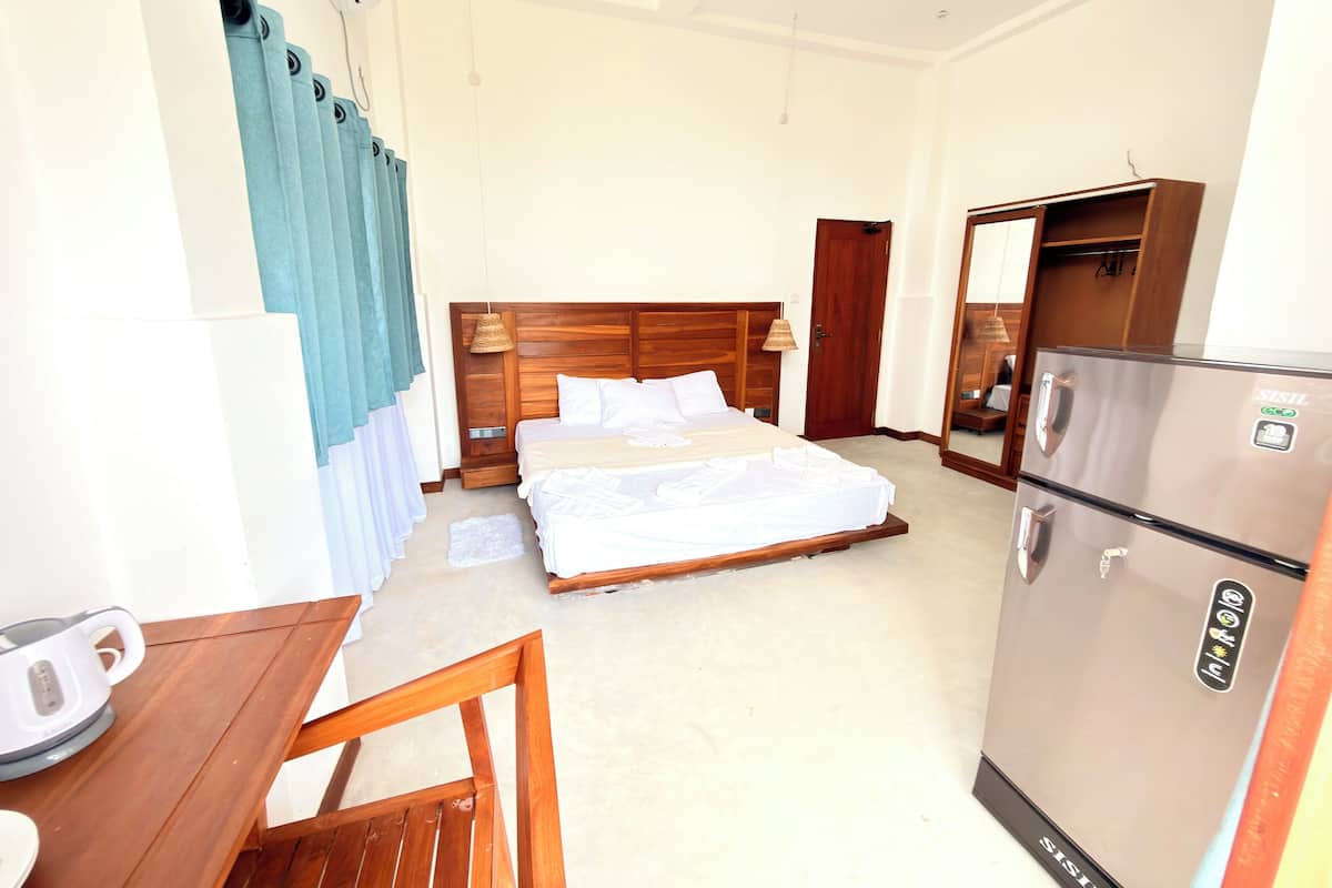 Deluxe Double Room | Premium bedding, individually decorated, desk, laptop workspace