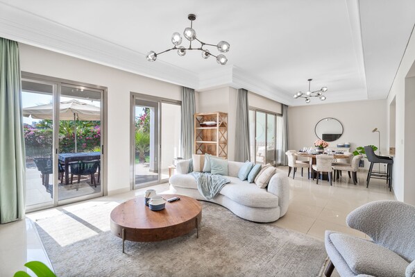 Living area - Nasma Holiday Homes - Al Hamra Village (Ras Al Khaimah)