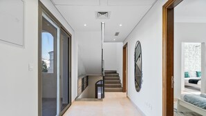 Un intérieur moderne avec un escalier menant à une chambre.