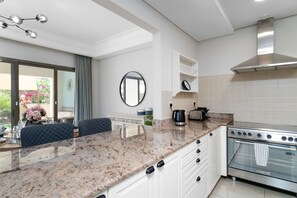 Villa exclusive | Cuisine privée | Réfrigérateur, four à micro-ondes, un four, surface de cuisson