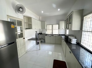 Fridge, microwave, oven, stovetop - A few minutes from Walking Street and the beach. (Muang Pattaya)