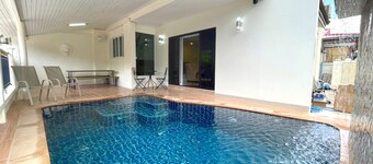 A few minutes from Walking Street and the beach.