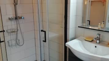 Articles de toilette écologiques, sèche-cheveux, serviettes fournies