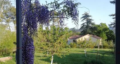 Joli gite au calme sur jardin arboré.Animaux de compagnie acceptés.