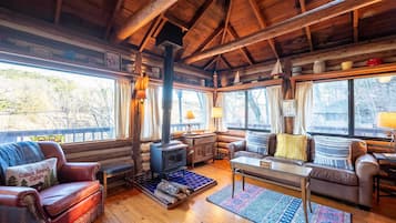 Een televisie, een open haard en een dvd-speler