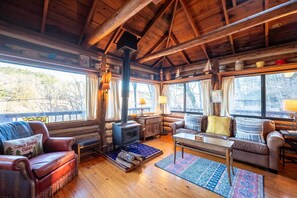 Een televisie, een open haard en een dvd-speler